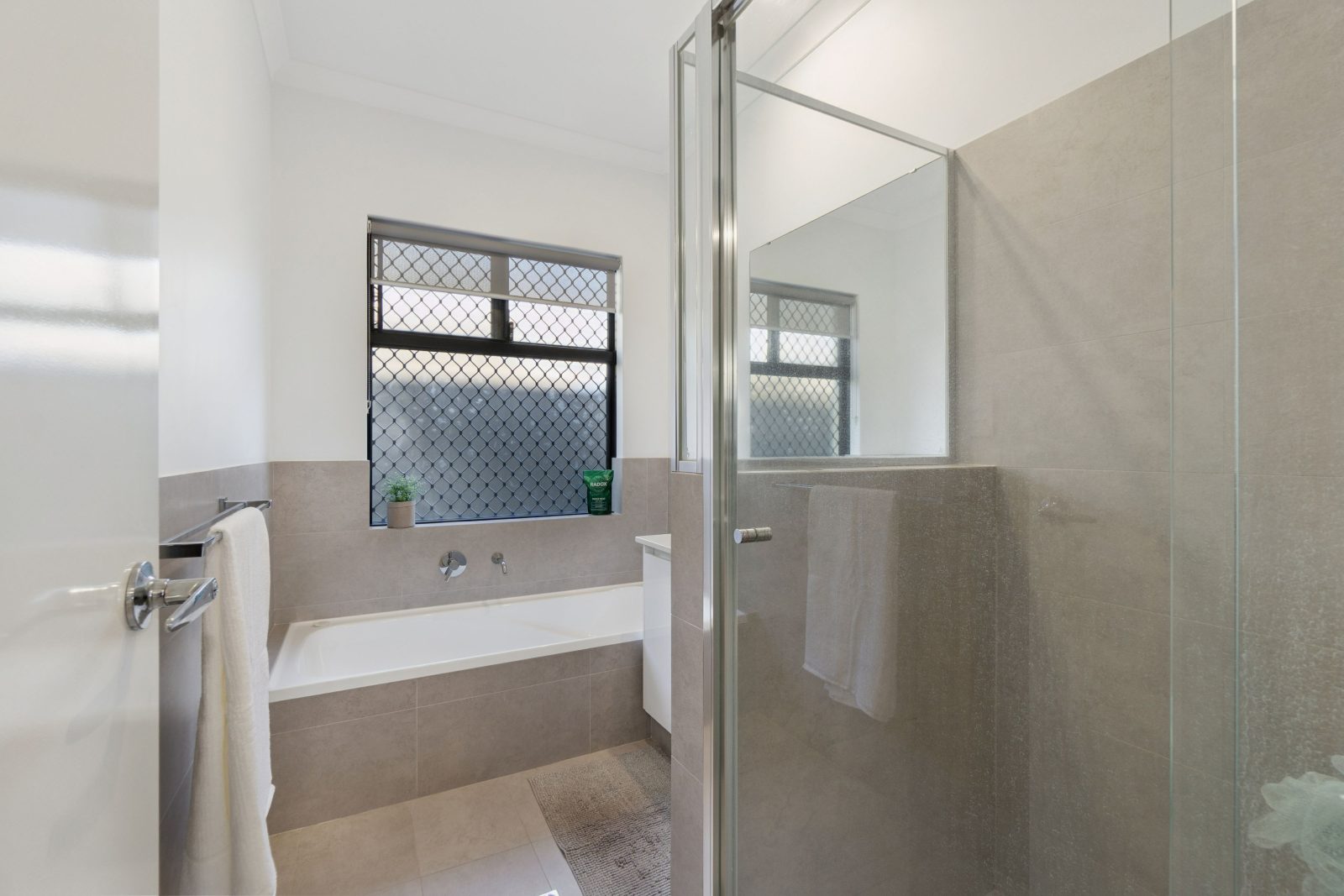 STYLISH, SECURE, FAMILY ORIENTATED HOME!