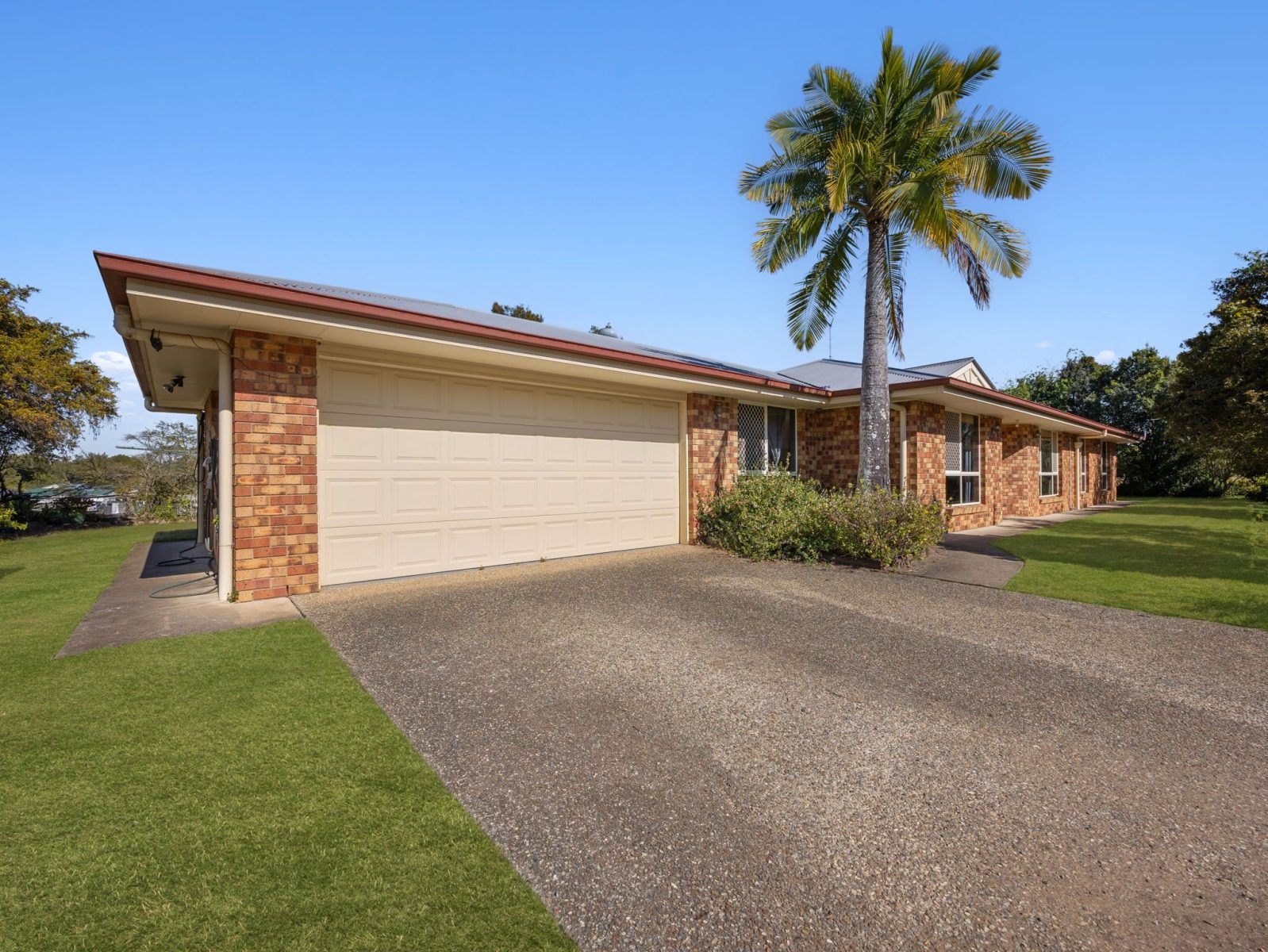 Space, Privacy & Poolside Living on 4,159m2