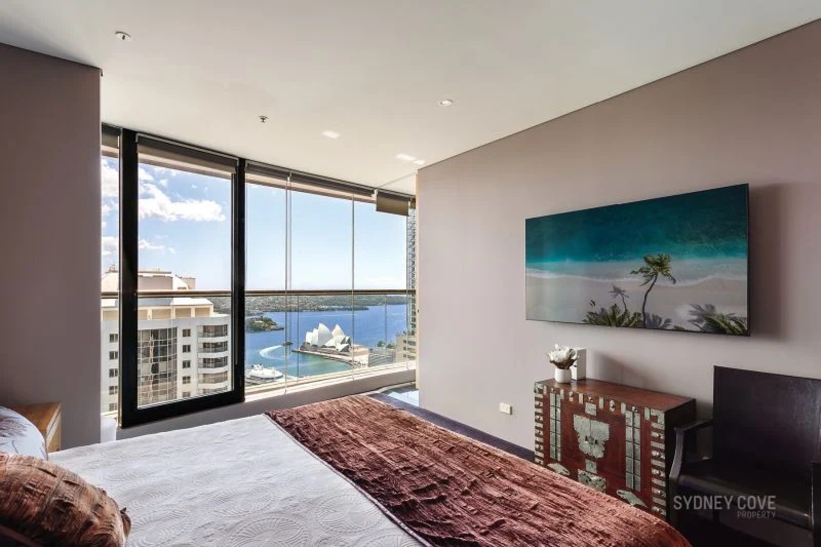 EXCLUSIVE SUB-PENTHOUSE WITH PANORAMIC HARBOUR, OPERA HOUSE & BRIDGE VIEWS AT 'COVE'