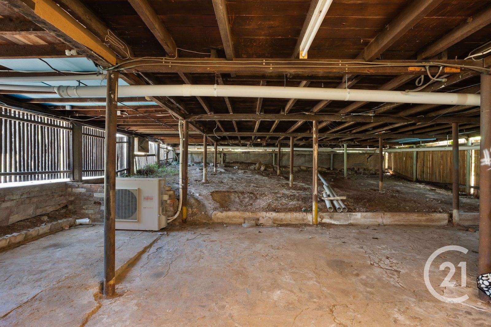 Buy, Live & Renovate â 1,012mÂ² of Opportunity!!!!