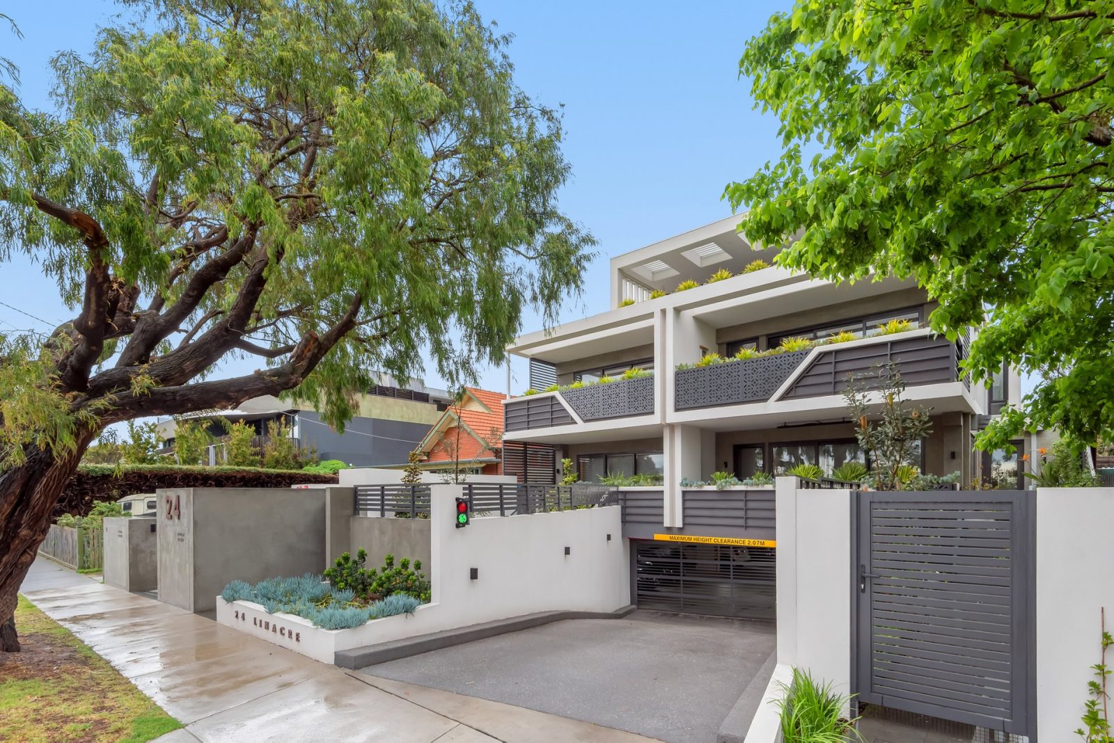 102/24 Linacre Road, Hampton VIC 3188