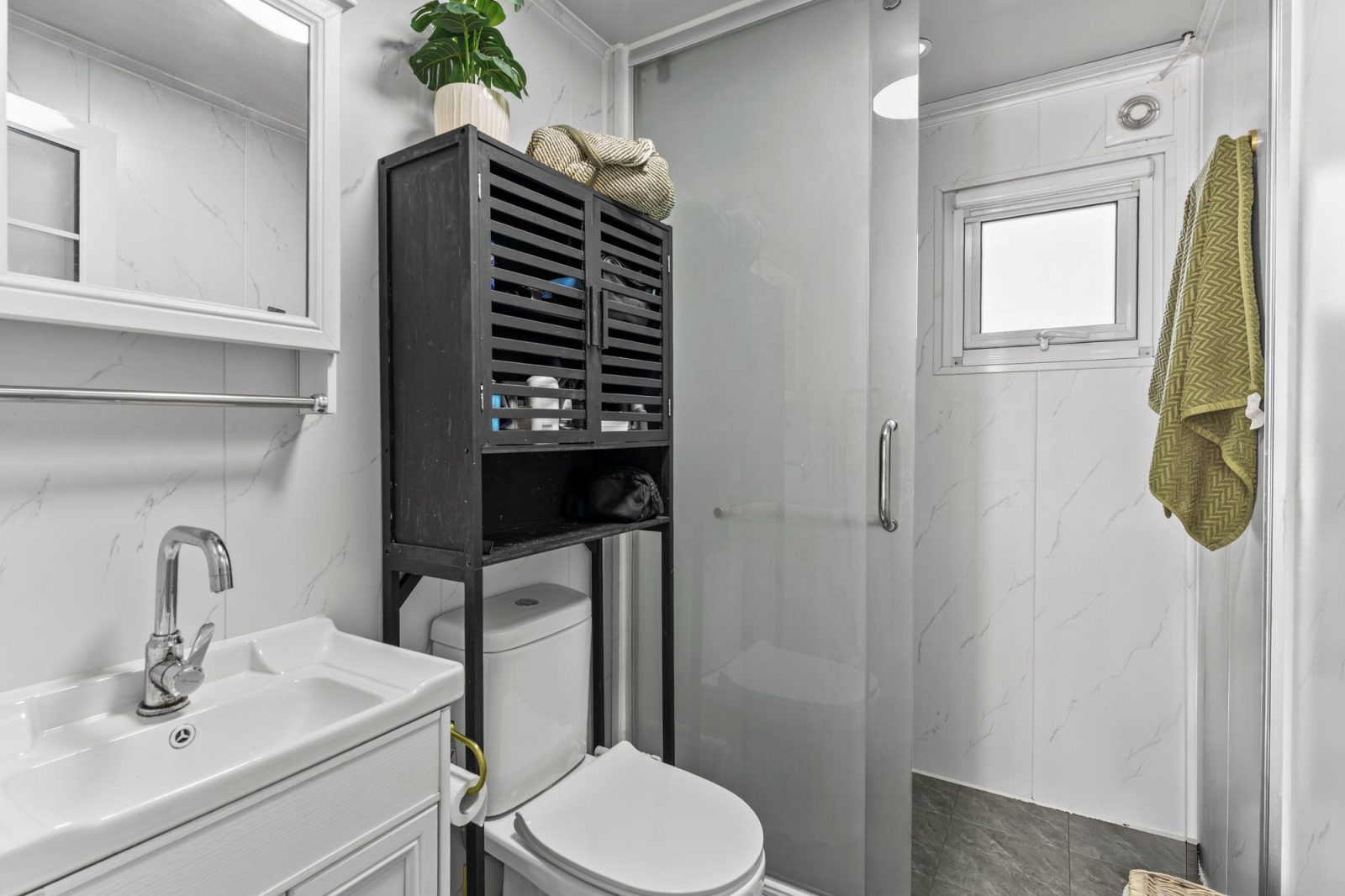 Expansive Family Living on a Generous 1,700sqm Allotment