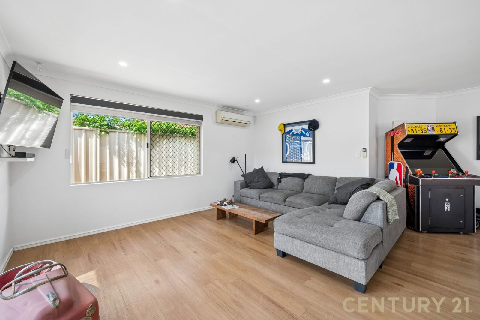 Perfect Low Maintenance Lifestyle with Easy Access to the CBD & Surrounds!!