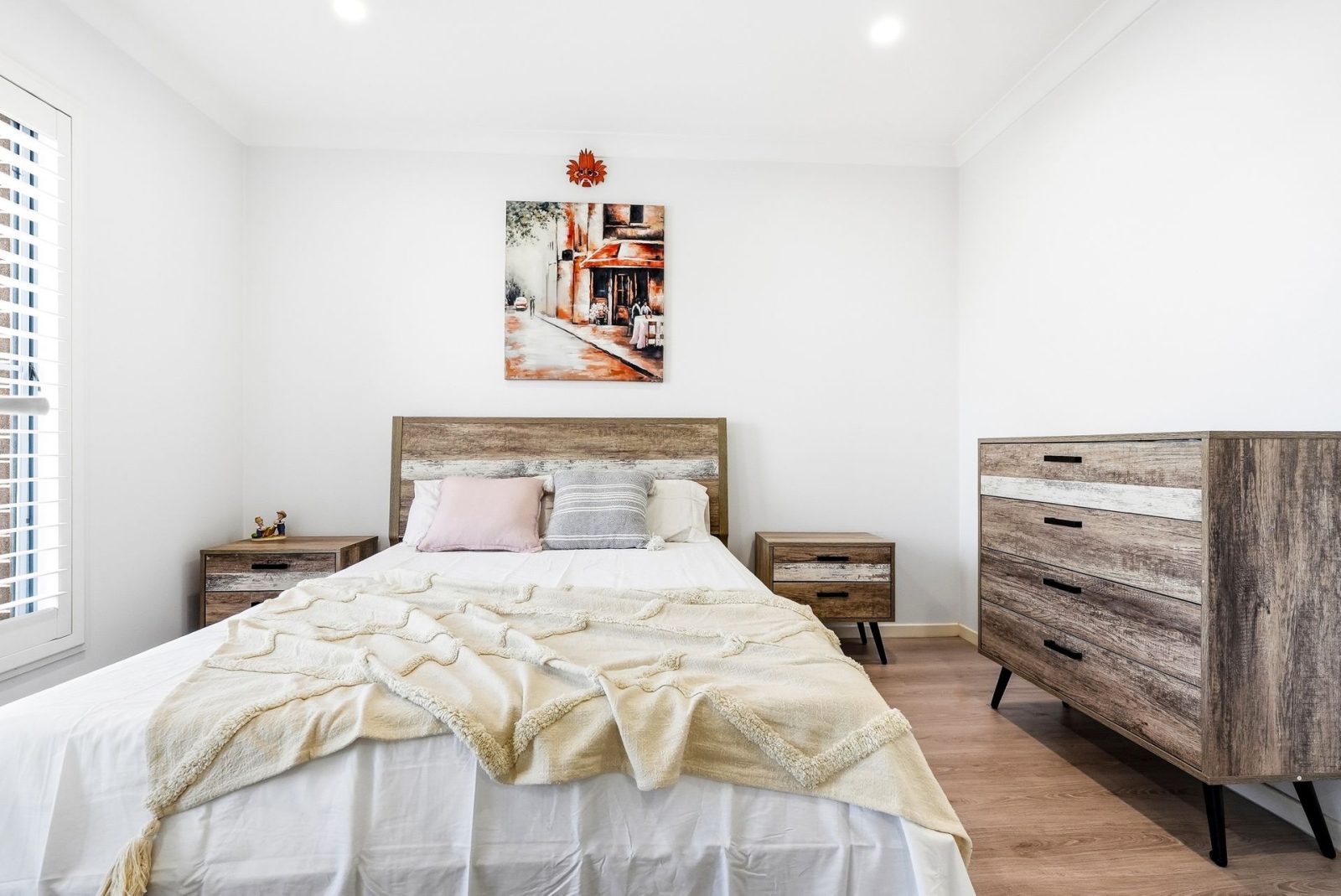 Large | Modern | Efficient | 5th Bedroom Downstairs