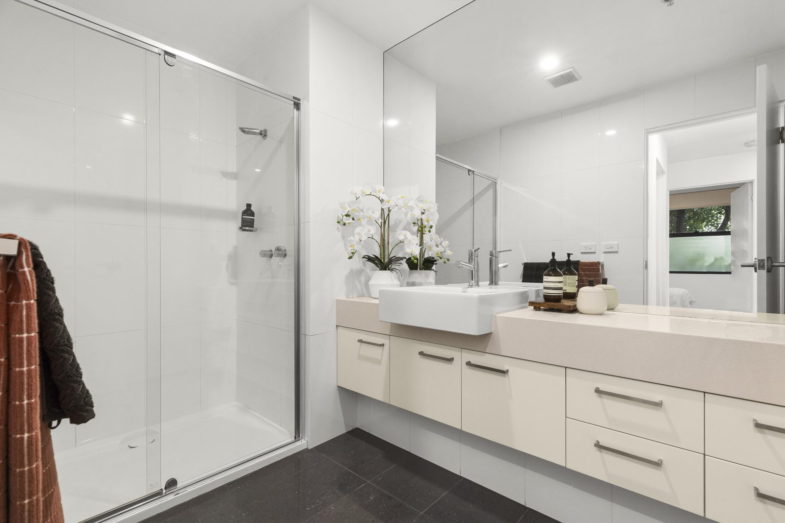 PREMIUM GROUND FLOOR APARTMENT WITH GENEROUS PROPORTIONS