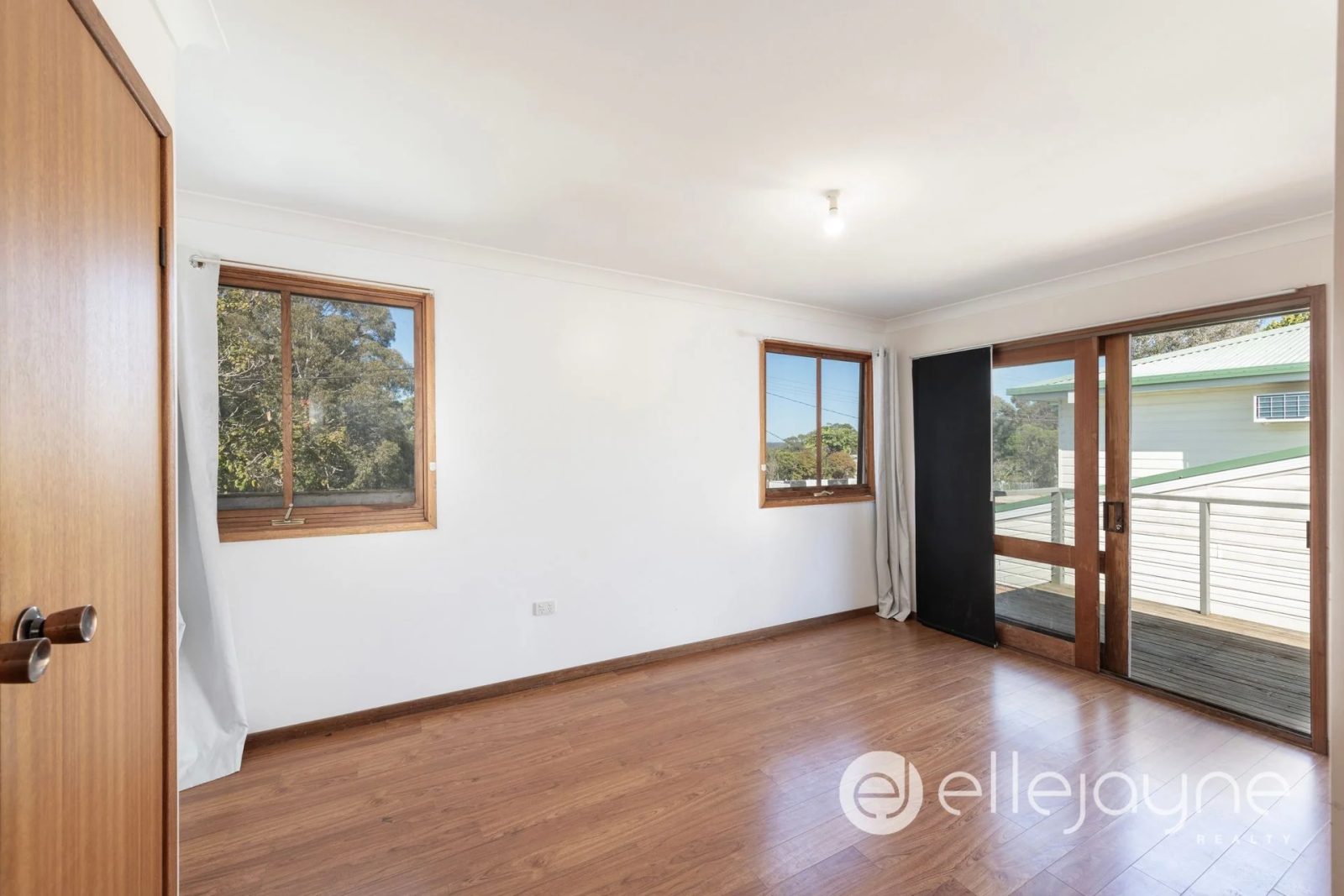 DOUBLE-STOREY HOME WITH LAKE VIEWS ON 1533M2 BLOCK – MORISSET PARK