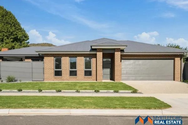 10 Moore Street, MYRTLEFORD VIC 3737
