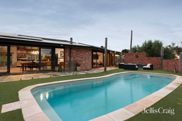 2 Tanderum Way, CHRISTMAS HILLS VIC 3775