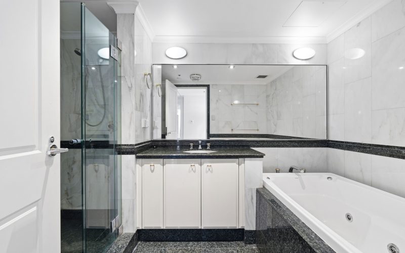 Prestige Quay West Apartment with Harbour & Bridge Views