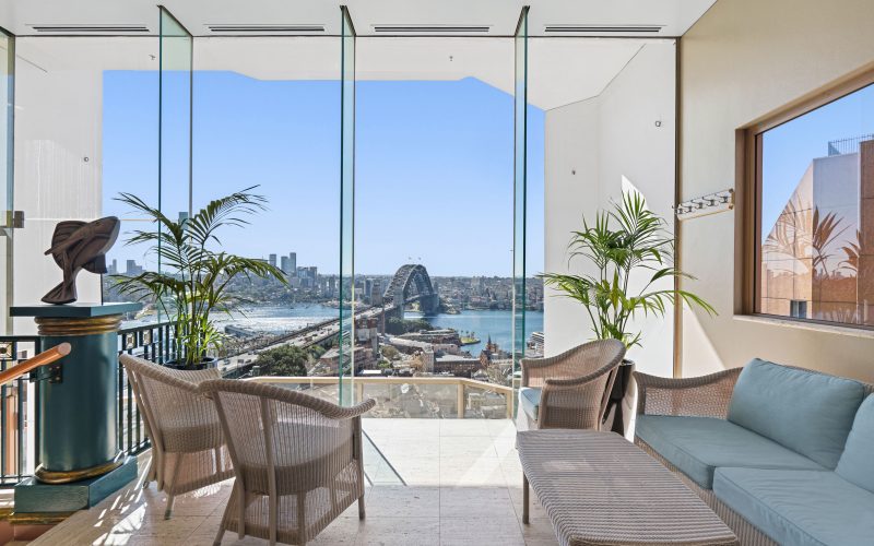 Prestige Quay West Apartment with Harbour & Bridge Views