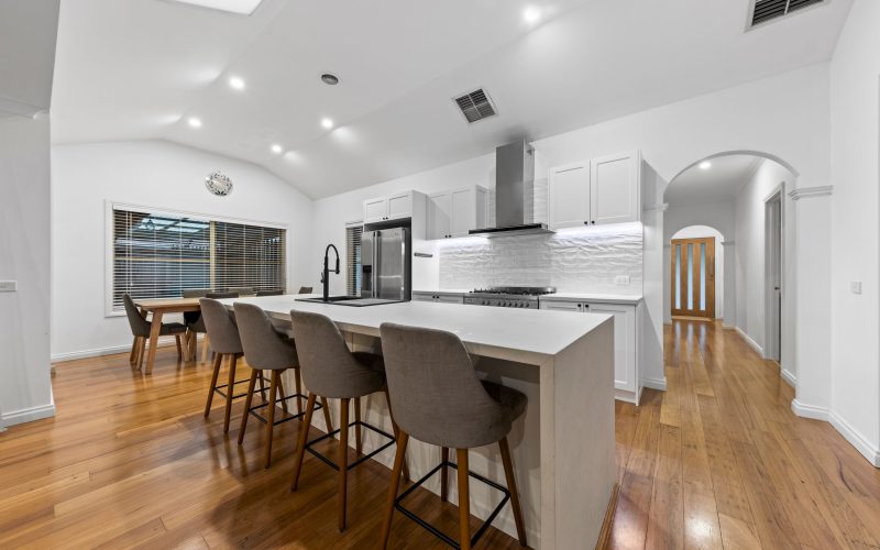 GRAND FAMILY SCALE WITH TRIPLE LIVING AND RECREATIONAL PARKING!