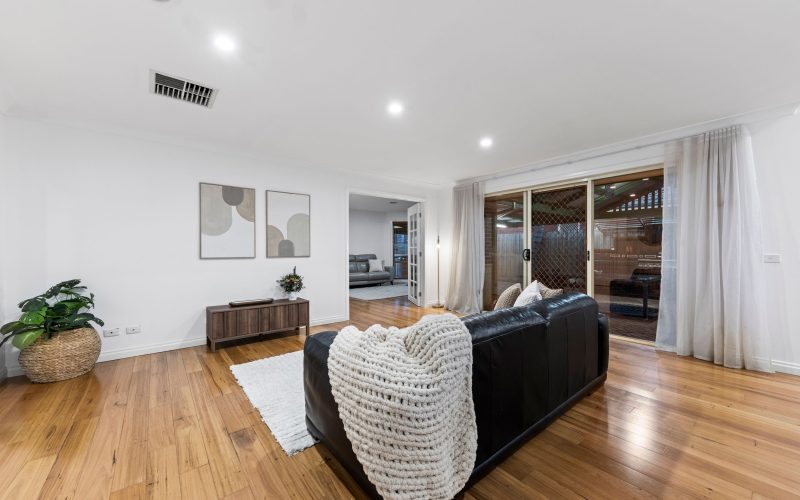 GRAND FAMILY SCALE WITH TRIPLE LIVING AND RECREATIONAL PARKING!