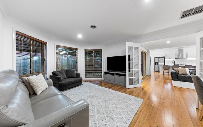 GRAND FAMILY SCALE WITH TRIPLE LIVING AND RECREATIONAL PARKING!