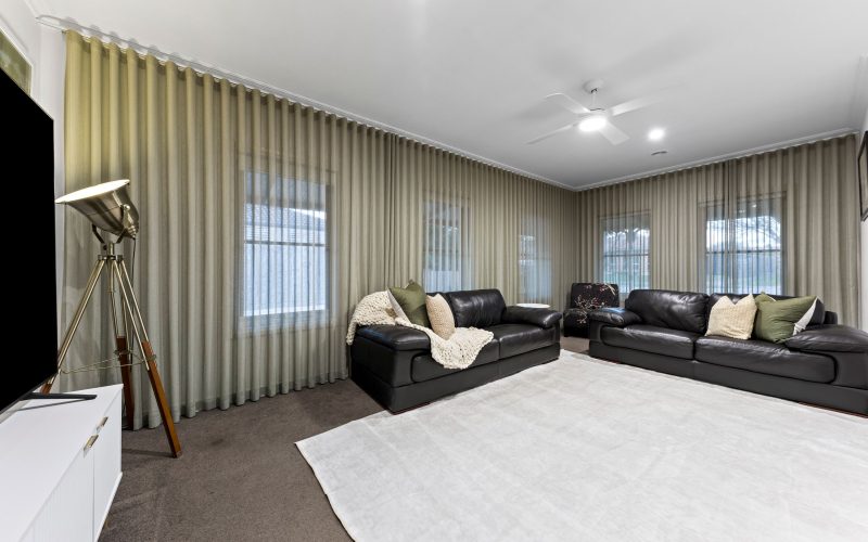 GRAND FAMILY SCALE WITH TRIPLE LIVING AND RECREATIONAL PARKING!
