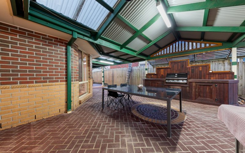 GRAND FAMILY SCALE WITH TRIPLE LIVING AND RECREATIONAL PARKING!