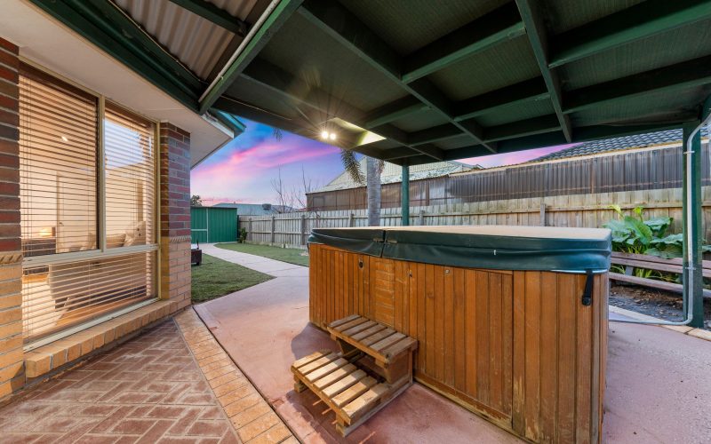 GRAND FAMILY SCALE WITH TRIPLE LIVING AND RECREATIONAL PARKING!
