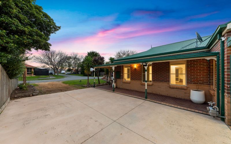 GRAND FAMILY SCALE WITH TRIPLE LIVING AND RECREATIONAL PARKING!