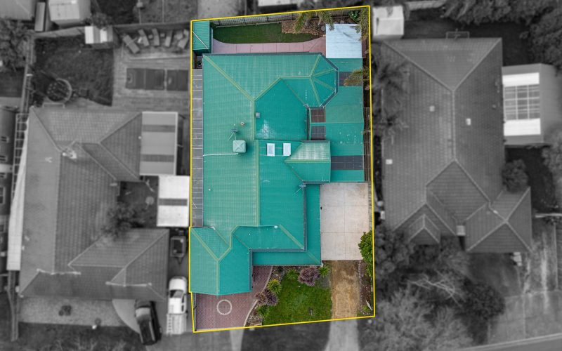 GRAND FAMILY SCALE WITH TRIPLE LIVING AND RECREATIONAL PARKING!