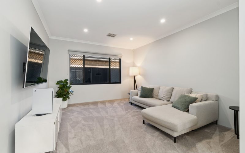 STYLISH, SECURE, FAMILY ORIENTATED HOME!