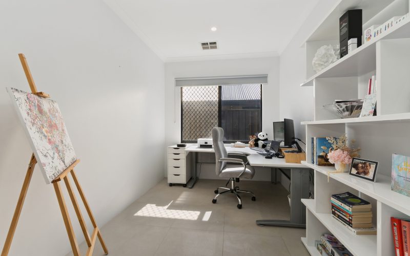 STYLISH, SECURE, FAMILY ORIENTATED HOME!
