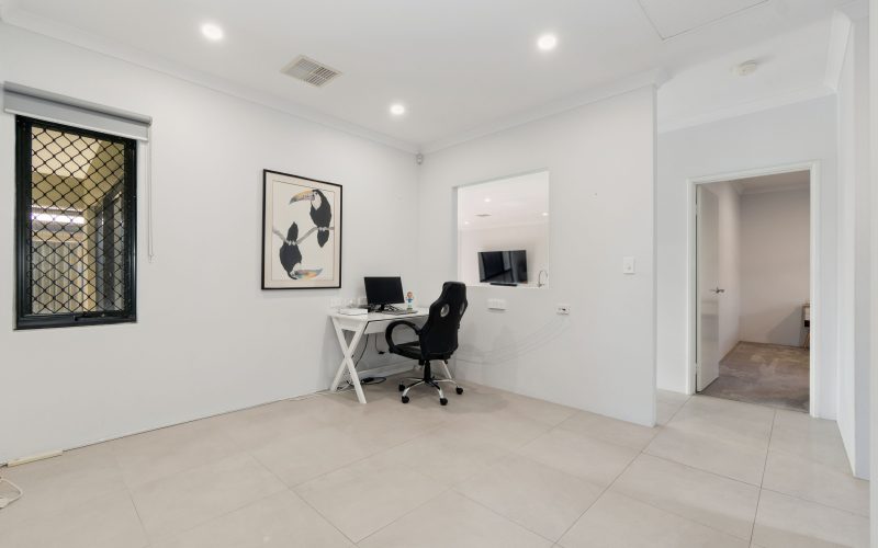 STYLISH, SECURE, FAMILY ORIENTATED HOME!