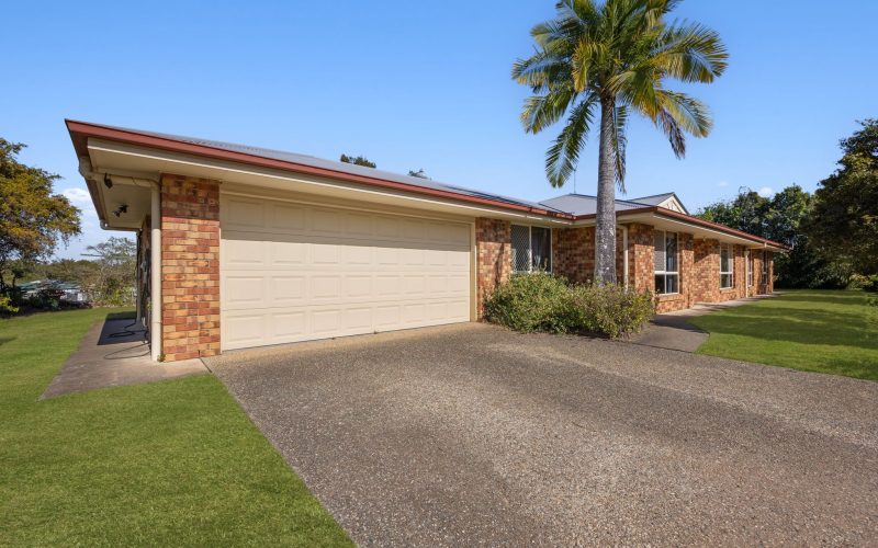 Space, Privacy & Poolside Living on 4,159m2