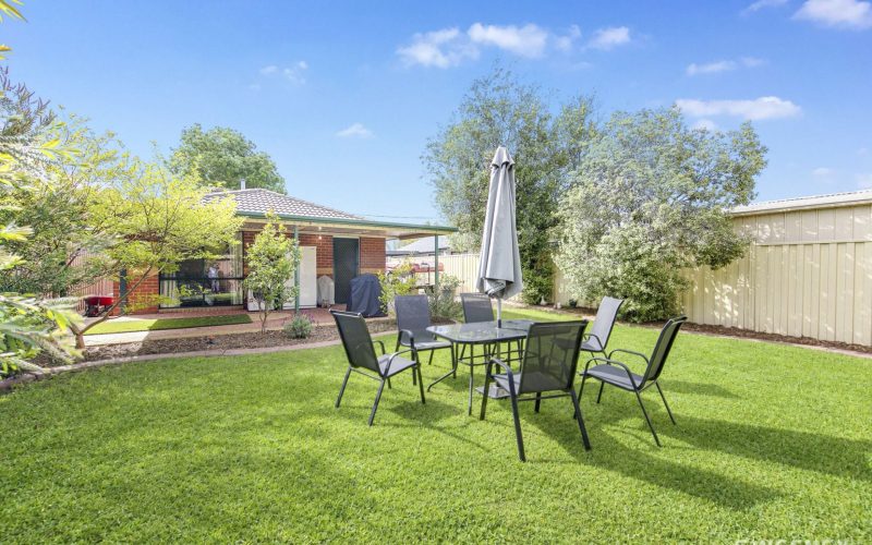 Stylishly Renovated Family Living In A Peaceful Court Location!