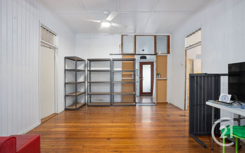 Buy, Live & Renovate â 1,012mÂ² of Opportunity!!!!