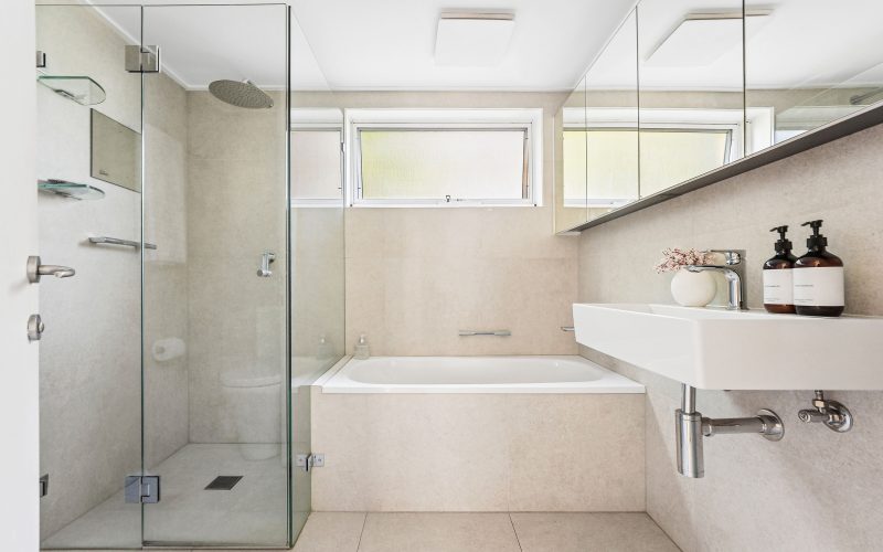 Contemporary Light Filled Apartment In Peaceful And Private Setting
