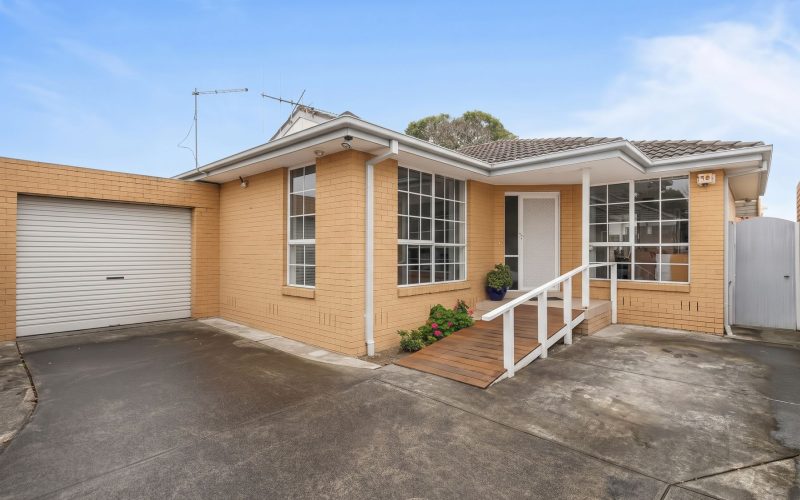 2/7 Neville Court