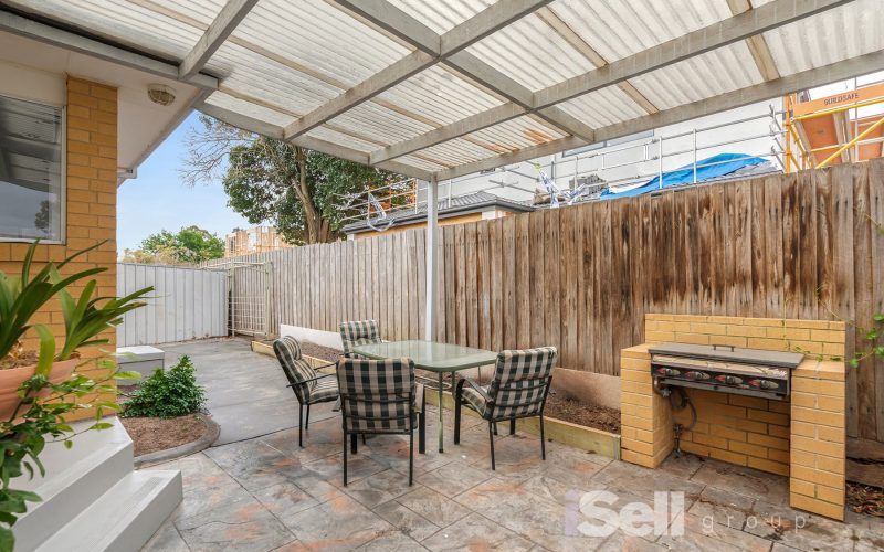 2/7 Neville Court