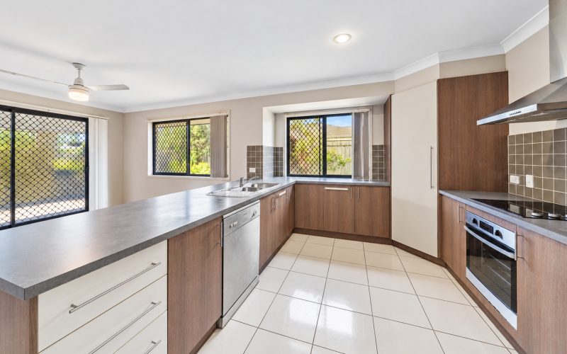 Spacious Family Living on a Large 600sqm Block!