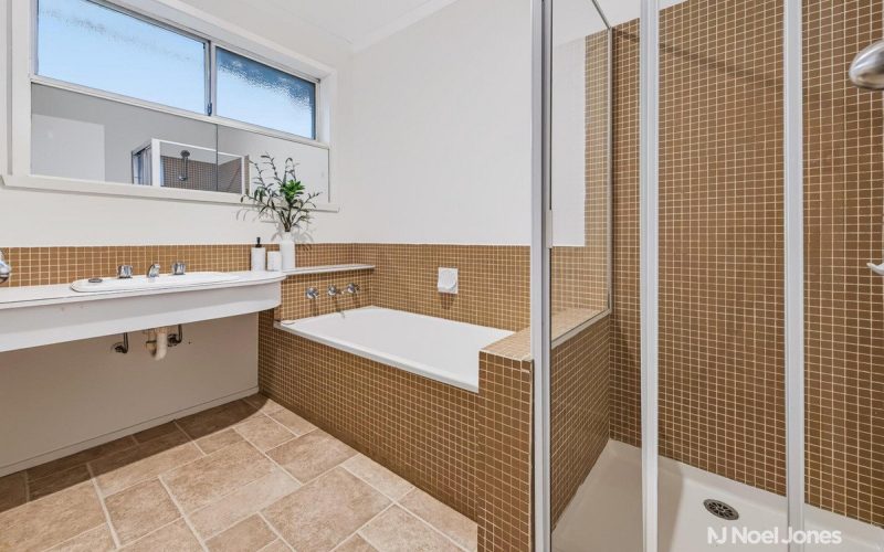 83 Meadowgate Drive  CHIRNSIDE PARK