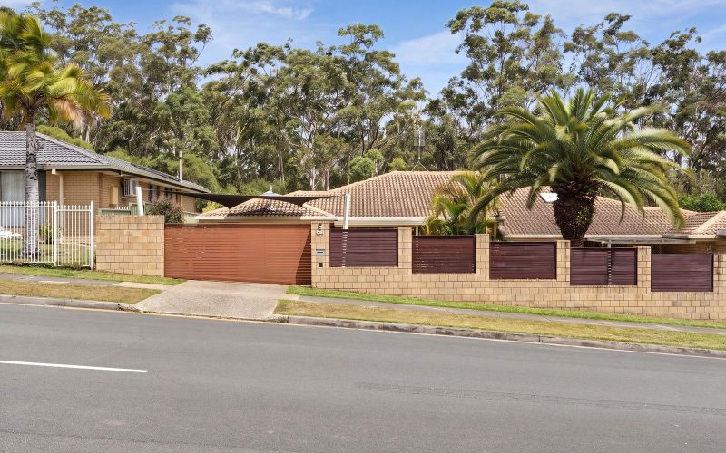 Spacious Duplex in a Convenient Southport Location - Close to the Tram!