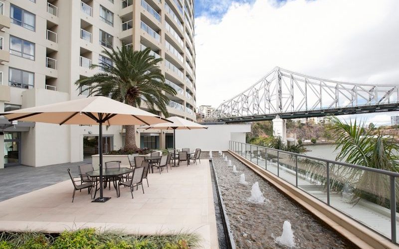Beautifully Renovated Riverfront Apartment with Spectacular Story Bridge Views!