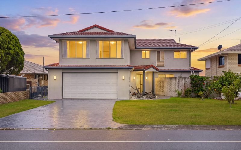 Waterfront Renovator with 18.2m of Prized Frontage