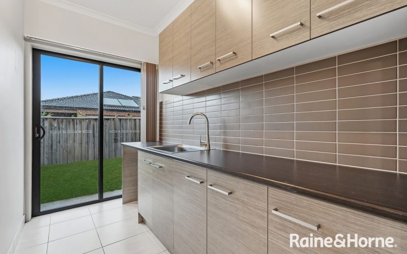 162 Heather Grove, Clyde North VIC