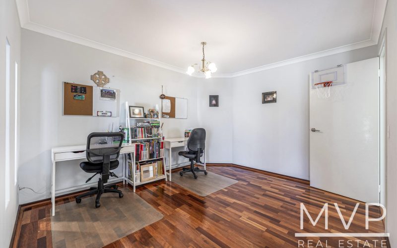 Comfortable Family Living in the Applecross SHS Catchment!