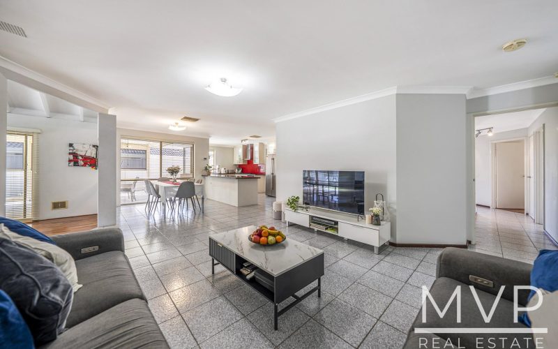 Comfortable Family Living in the Applecross SHS Catchment!
