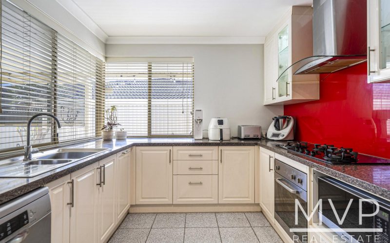 Comfortable Family Living in the Applecross SHS Catchment!