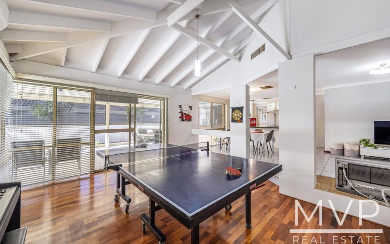 Comfortable Family Living in the Applecross SHS Catchment!