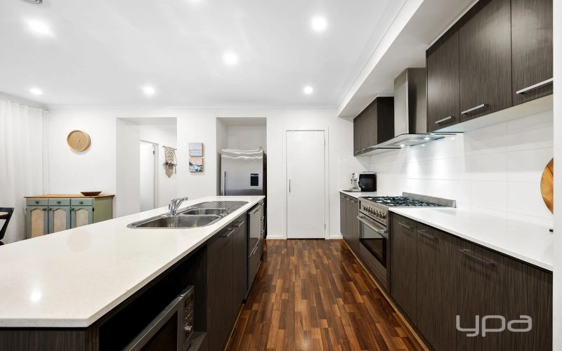 A Beautifully Kept Family Haven in the Heart of Saltwater Coast!