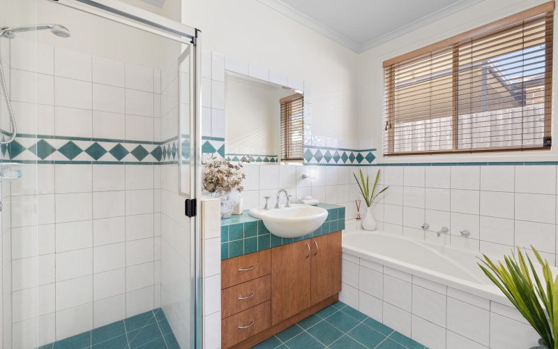 WARM & INVITING FAMILY LIVING WITH TIMELESS APPEAL
