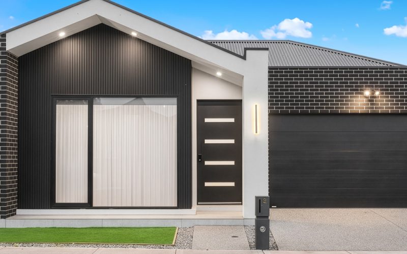 Beautifully Finished Family Living, a Walk from School and Childcare