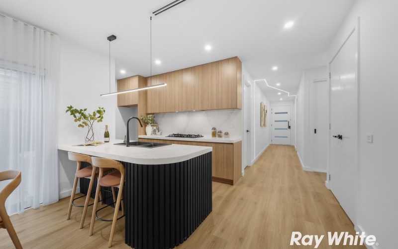 Beautifully Finished Family Living, a Walk from School and Childcare