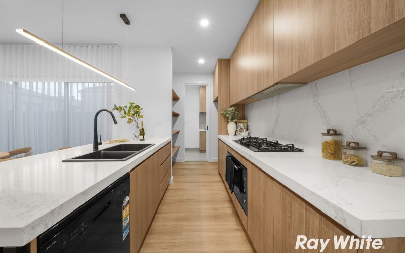 Beautifully Finished Family Living, a Walk from School and Childcare