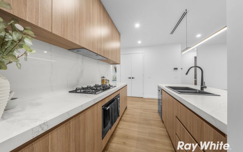 Beautifully Finished Family Living, a Walk from School and Childcare