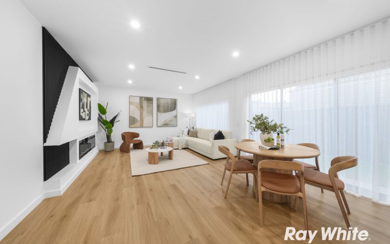 Beautifully Finished Family Living, a Walk from School and Childcare