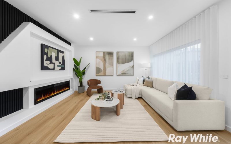 Beautifully Finished Family Living, a Walk from School and Childcare
