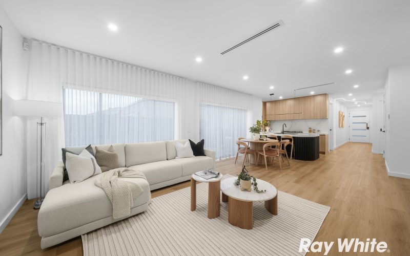 Beautifully Finished Family Living, a Walk from School and Childcare